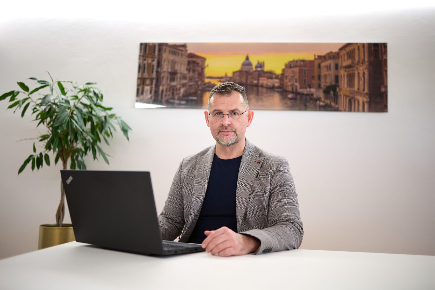Gottlieb Siegle im Büro in der Wilderichstraße 11 in Bruchsal