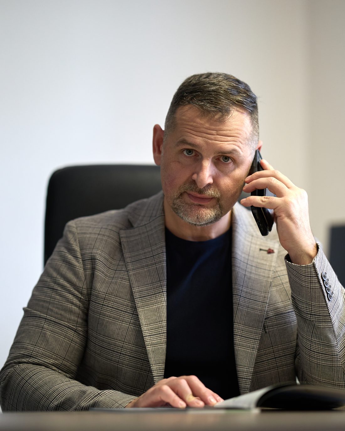 Gottlieb Siegle im Beratungsgespräch am Telefon in Bruchsal